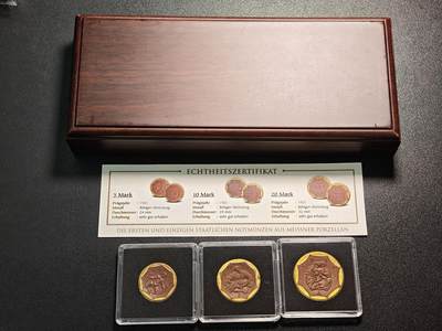 【德藏】世界币章拍卖第181期 - 1921年德国萨克森梅森陶瓷币5/10/20马克三枚套，少见3枚套装形式，直径约：24mm/29mm/32mm，原盒证书，金彩边饰，保存状态良好
