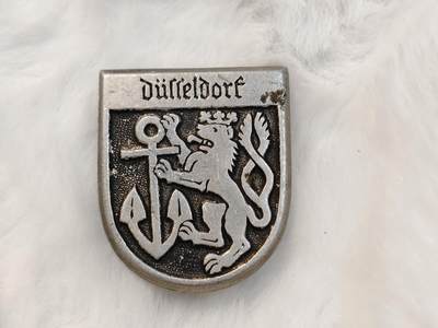 亚特兰蒂斯拍卖第六期 - 杜塞尔多夫 Düsseldorf 市徽盾形胸针   刻有地名，纹章为持船锚的伯格雄狮，杜塞尔多夫市政、港口、公务纪念章。