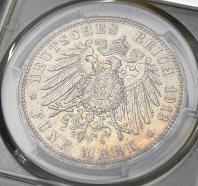 PCGS-MS64 1913-J 德国汉堡5马克大银币德意志帝国自由汉萨城汉堡发行，J汉堡造币厂，经典双狮城徽+帝国双头鹰图案。权威PCGS封装评级MS64，原味天然五彩包浆，浮雕细节饱满，百年老银品相难得。德系邦国大银热门收藏，收藏观赏两不误。