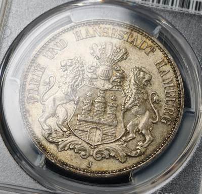 PCGS-MS64 1913-J 德国汉堡5马克大银币德意志帝国自由汉萨城汉堡发行，J汉堡造币厂，经典双狮城徽+帝国双头鹰图案。权威PCGS封装评级MS64，原味天然五彩包浆，浮雕细节饱满，百年老银品相难得。德系邦国大银热门收藏，收藏观赏两不误。
