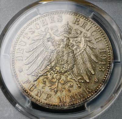 PCGS-MS64 1913-J 德国汉堡5马克大银币德意志帝国自由汉萨城汉堡发行，J汉堡造币厂，经典双狮城徽+帝国双头鹰图案。权威PCGS封装评级MS64，原味天然五彩包浆，浮雕细节饱满，百年老银品相难得。德系邦国大银热门收藏，收藏观赏两不误。
