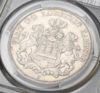 PCGS-MS64 1913-J 德国汉堡5马克大银币德意志帝国自由汉萨城汉堡发行，J汉堡造币厂，经典双狮城徽+帝国双头鹰图案。权威PCGS封装评级MS64，原味天然五彩包浆，浮雕细节饱满，百年老银品相难得。德系邦国大银热门收藏，收藏观赏两不误。
