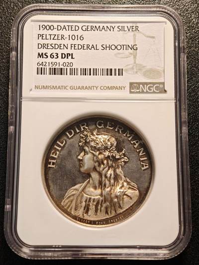 【德藏】世界币章拍卖第182期 - NGC MS63 DPL【瑞士射击节系列】1900年德国德累斯顿联邦射击节纪念银章，目录版别Peltzer-1016，日耳曼尼亚女神与射手图案，浮雕层次清晰，人物神态端庄从容，发丝与花冠雕刻细致柔美，在深浅交织的银色光泽映衬下格外醒目