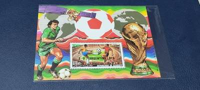 外国邮票小型张专场 - 吉布提共和国，1986年发行，世界杯足球赛 大力神杯，品相如图