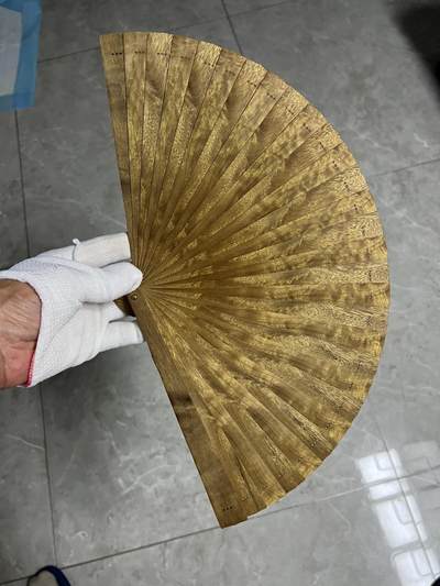 零元拍：满水波金丝楠木苏扇，金光闪闪流光溢彩，药香扑鼻。一把小扇，伴着清香，陪您渡过清凉夏日。尺寸：213/21/380MM - 零元拍：满水波金丝楠木苏扇，金光闪闪流光溢彩，药香扑鼻。一把小扇，伴着清香，陪您渡过清凉夏日。尺寸：213/21/380MM