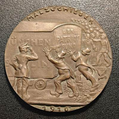 【德藏】世界币章拍卖第184期 - 1916年德国一战时期囤积者与爱国者讽刺题材纪念铜章，卡尔歌茨作品，直径约:57.7mm，重量约:68g，市井人物寓意浮雕图案，铜色沉稳，细节清晰