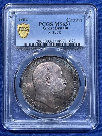 《竞宝斋》518场   周日，周一 2场连拍 21级店铺 欢迎送拍 （全场包邮） - PCGS MS63+ 英国 1902年 爱德华七世 1克朗银币。圣乔治屠龙。蓝紫色调百年包浆，转光深邃高点俊朗。非常漂亮的状态。MS版本这个状态非常难得