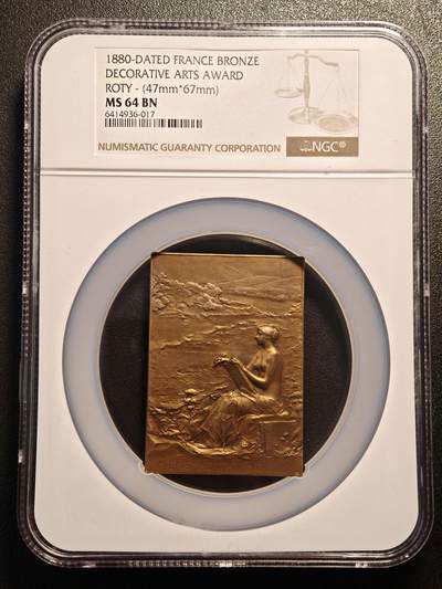 【德藏】世界币章拍卖第185期 - NGC MS64 BN 1880年法国装饰艺术奖章铜章，尺寸约：47mm×67mm，Oscar Roty经典作品，正面刻画女性艺术家静坐写生，衣纹流畅自然，远景山水层次柔和，背面铭刻Union Centrale des Arts Décoratifs及多位法国艺术大师姓名，纪念塔拉尔男子绘画学校，兼具艺术教育与历史纪念意义