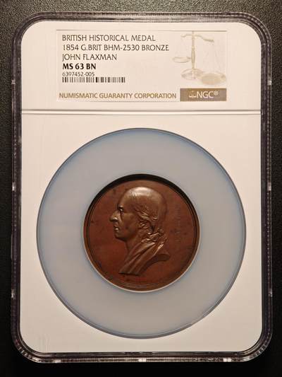 【德藏】世界币章拍卖第185期 - NGC MS63 BN 1854年英国约翰·弗拉克斯曼纪念铜章，目录版别BHM-2530，纪念雕塑家John Flaxman，写实肖像突出艺术家沉稳内敛的精神风貌，背面神话题材，将赫耳墨斯与维纳斯组合为充满速度感的飞行场景，流畅的衣纹与人体轮廓极具古典雕塑韵味，也是弗拉克斯曼最具辨识度的艺术语言。章体保存状态优秀，铜光自然柔和，浮雕起伏清晰