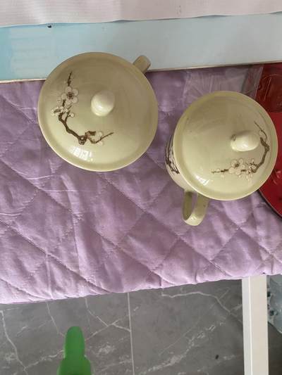 小英开心拍第783期 - 醴陵国光黄釉梅花带盖茶杯一对，七八十年代老瓷器，有使用痕迹，可使用或收藏