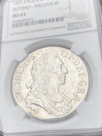 NGC MS63 1695年英国威廉三世克朗大银 1688年光荣革命后来自荷兰奥兰治-拿骚家族的威廉三世和玛丽皇后一起登上了英国王位 背面十字纹章中心的拿骚狮子表明了其出身  伦敦塔造币厂铸 好品稀缺的早期英国克朗大银 原味银霜转光浮雕细节饱满 一步到位的顶级典藏品质   