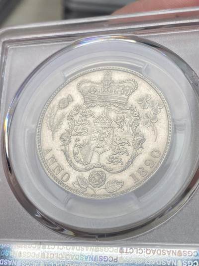 PCGS MS64 1820英国乔治四世三花半克朗 象征英格兰的玫瑰，苏格兰的蓟草和爱尔兰的三叶草三位一体的围绕在汉诺威王朝的盾徽周围 将乔治四世时期的装饰艺术体现的淋漓尽致 银霜转光极其诱人的典藏品质