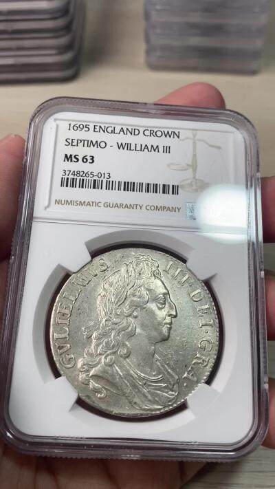 NGC MS63 1695年英国威廉三世克朗大银 1688年光荣革命后来自荷兰奥兰治-拿骚家族的威廉三世和玛丽皇后一起登上了英国王位 背面十字纹章中心的拿骚狮子表明了其出身  伦敦塔造币厂铸 好品稀缺的早期英国克朗大银 原味银霜转光浮雕细节饱满 一步到位的顶级典藏品质   