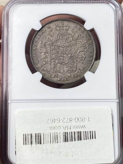 NGC MS64 1825年英国乔治四世半克朗银币 与1826精制克朗相同的设计 依旧华丽的摄政风格 64级别已是相当难得的存在 丝绸般的底板在紫罗兰渐变五彩的加持下令人赏心悦目 不容错过的顶级收藏品质
