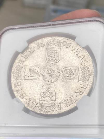 NGC MS63 1695年英国威廉三世克朗大银 1688年光荣革命后来自荷兰奥兰治-拿骚家族的威廉三世和玛丽皇后一起登上了英国王位 背面十字纹章中心的拿骚狮子表明了其出身  伦敦塔造币厂铸 好品稀缺的早期英国克朗大银 原味银霜转光浮雕细节饱满 一步到位的顶级典藏品质   