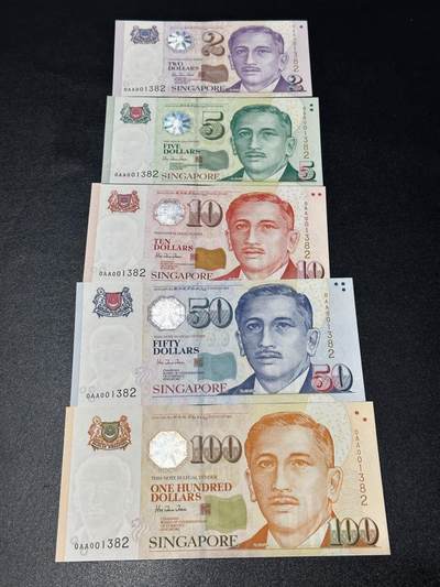 《外钞收藏家》第六百七十五期（金九第五期场）（长期征集拍品、欢迎藏友们联系合作） - 新加坡人像纸币版 0AA首发冠 全同号 千位号1382号 2-100元 五张一起 全新UNC