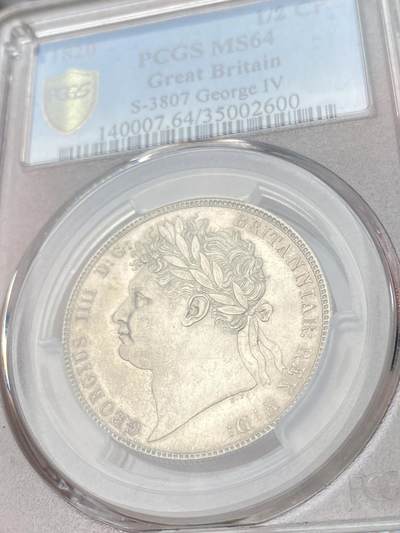 PCGS MS64 1820英国乔治四世三花半克朗 象征英格兰的玫瑰，苏格兰的蓟草和爱尔兰的三叶草三位一体的围绕在汉诺威王朝的盾徽周围 将乔治四世时期的装饰艺术体现的淋漓尽致 银霜转光极其诱人的典藏品质