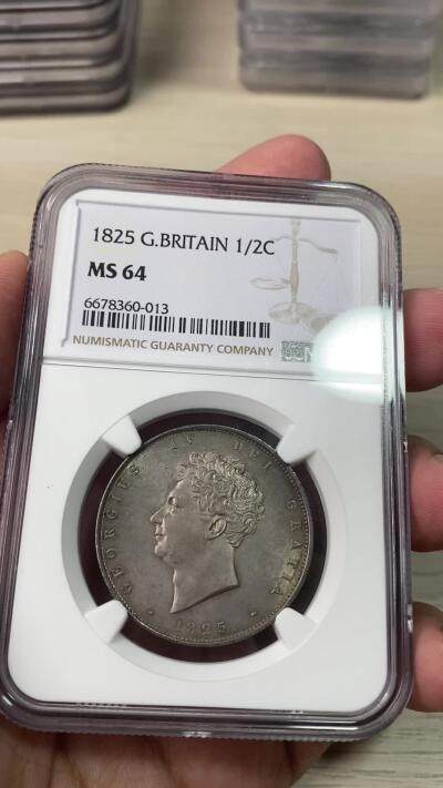 NGC MS64 1825年英国乔治四世半克朗银币 与1826精制克朗相同的设计 依旧华丽的摄政风格 64级别已是相当难得的存在 丝绸般的底板在紫罗兰渐变五彩的加持下令人赏心悦目 不容错过的顶级收藏品质