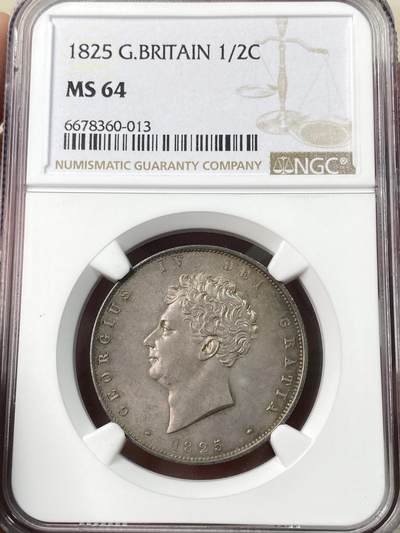 NGC MS64 1825年英国乔治四世半克朗银币 与1826精制克朗相同的设计 依旧华丽的摄政风格 64级别已是相当难得的存在 丝绸般的底板在紫罗兰渐变五彩的加持下令人赏心悦目 不容错过的顶级收藏品质