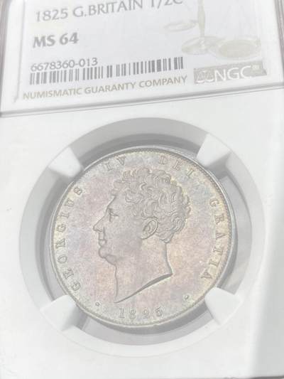 NGC MS64 1825年英国乔治四世半克朗银币 与1826精制克朗相同的设计 依旧华丽的摄政风格 64级别已是相当难得的存在 丝绸般的底板在紫罗兰渐变五彩的加持下令人赏心悦目 不容错过的顶级收藏品质
