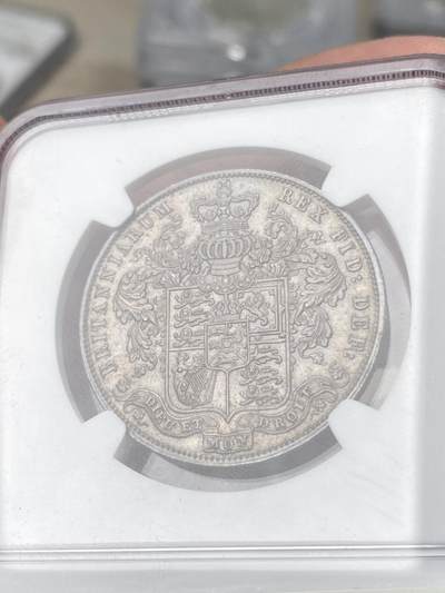 NGC MS64 1825年英国乔治四世半克朗银币 与1826精制克朗相同的设计 依旧华丽的摄政风格 64级别已是相当难得的存在 丝绸般的底板在紫罗兰渐变五彩的加持下令人赏心悦目 不容错过的顶级收藏品质