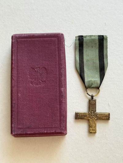 韵星假日军品类拍卖第70期&波兰人民共和国勋赏专场 -- Rimey Holidays Militaria Auction 70& Polska Rzeczpospolita Ludowa Special Sale - 波兰人民共和国 游击队十字勋章（Krzyż Partyzancki / Partisan Cross）带盒 非常稀少 高等级勋章