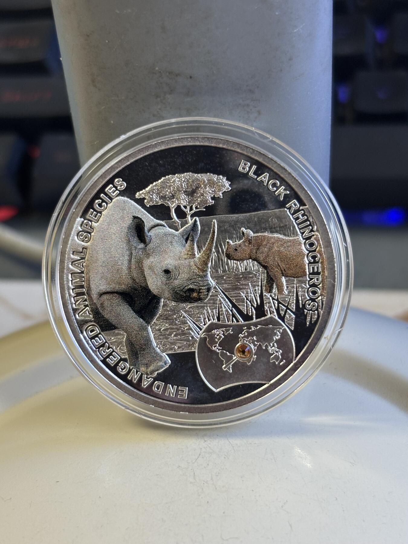 纽埃2014年濒危动物物种黑犀牛镶嵌水晶彩色银币，17.5克，999银，发行