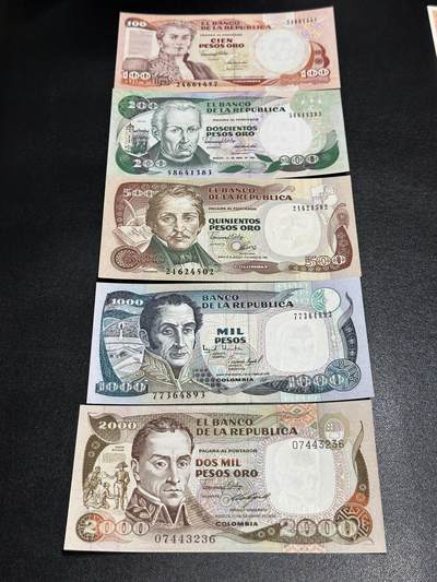 《外钞收藏家》第六百七十八期（精选场）（长期征集拍品、欢迎藏友们联系合作） - 哥伦比亚100-2000面额 五张一起 全新UNC