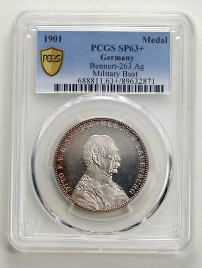 观钱 近现代机制币拍卖No.025 - PCGS-SP63+ 1901年德意志帝国银样章 柏林俾斯麦帝国纪念碑落成纪念 唯一冠军分 稀有品种 黑色小镜子 少见Military Bust版本 浮雕精铸，罕见PP精制模具，字体遒劲有力，DC强镜面，样章风范。光边，实物观感极佳。稀有品种，百里挑一的评级师精选➕号。俾斯麦国家纪念碑在国王广场前以新巴洛克风格建造，这座纪念碑是柏林雕塑派的杰作之一 ，也是德国最重要的俾斯麦纪念碑之一。